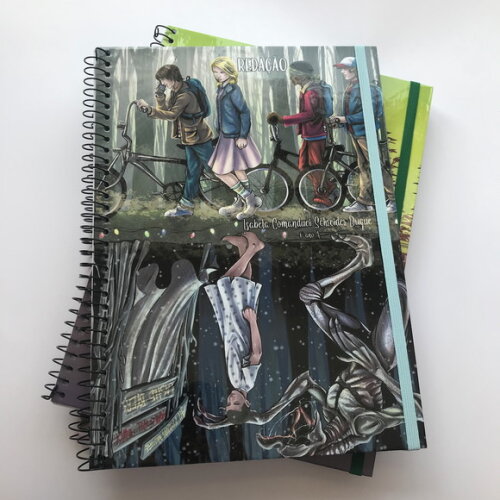 Caderno Universitário Stranger Things Capa Dura com Elástico