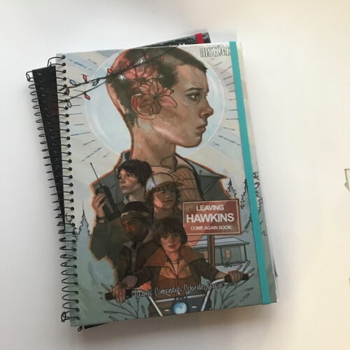 Caderno Universitário Stranger Things Capa Dura com Elástico