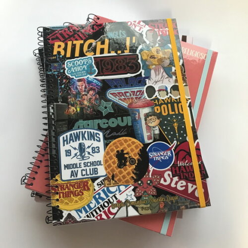 Caderno Universitário Stranger Things Capa Dura com Elástico