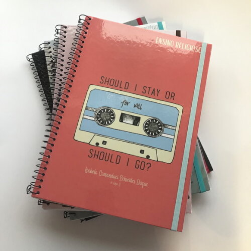 Caderno Universitário Stranger Things Capa Dura com Elástico