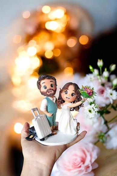 Topo de Bolo Casamento Noivinhos com Malas Viagem Biscuit