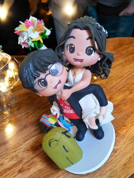 Topo de Bolo Casamento Noiva nas Costas do Noivo Bisuit