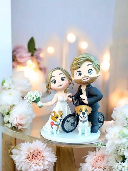 Topo de Bolo Casamento Noivos com Bicicleta e Cachorros