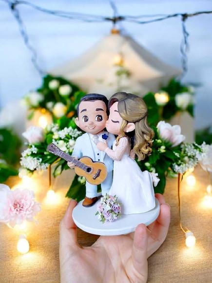 Topo de Bolo Casamento Noiva Beijando Noivo com Violão