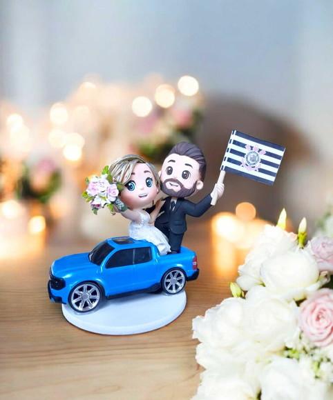 Topo de Bolo Casamento Noivinhos no Carro Bandeira Time