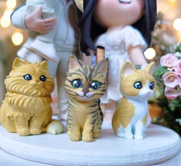 Topo de Bolo Noivos com Filho e Gatinhos Personalizado