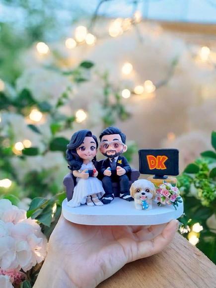 Topo de Bolo Casamento Noivinhos Sofá Vídeo Game Shihtzu