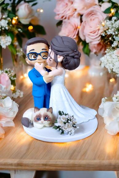 Topo de Bolo Casamento Noivinhos se Beijando com Gato