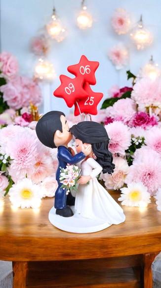 Topo de Bolo Casamento Noivo Beijando Noiva com Balões