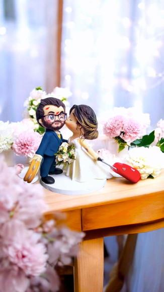Topo de Bolo Casamento Noivos se Beijando e Malas Biscuit