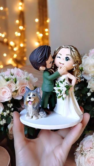 Topo de Bolo Casamento Noivo Beijando a Noiva