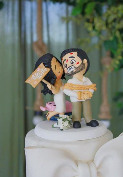 Topo de Bolo Casamento Noivo Amordaçado Amarrado Biscuit
