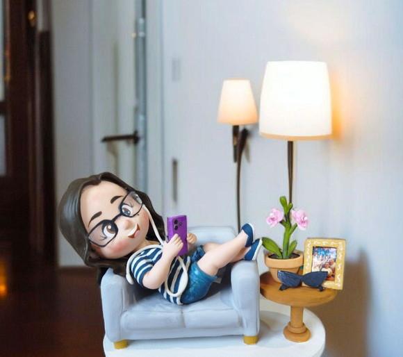 Topo de Bolo Personalizado Mulher no Sofá com Celular Fone