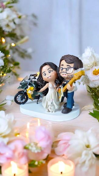 Topo de Bolo Casamento Noivos com Moto Bíblia e Baixo