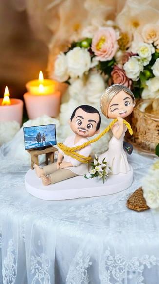 Topo de Bolo Casamento Noiva Puxando Noivo Amarrado Videogam