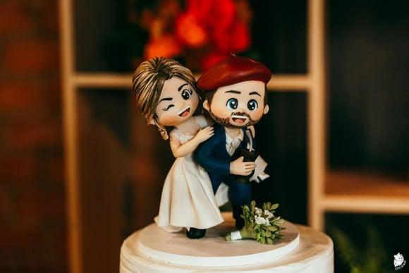 Topo de Bolo Casamento Noivo Carregando a Noiva Biscuit