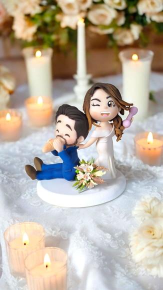 Topo de Bolo Casamento Noivinhos Comendo Pão Noiva Academia