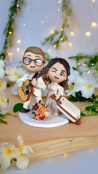 Topo de Bolo Casamento Noivo com Violão e Malas Biscuit