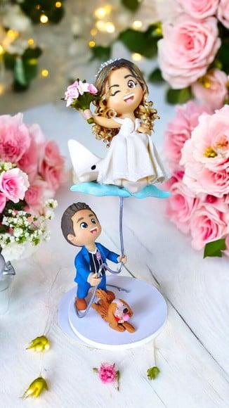 Topo de Bolo Casamento Noivinhos no Avião Biscuit