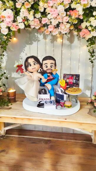 Topo de Bolo Casamento Noivinhos Sofá Netflix
