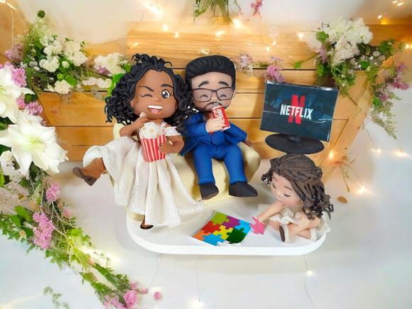 Topo de Bolo Casamento Noivinhos Sofá Netflix e Filha