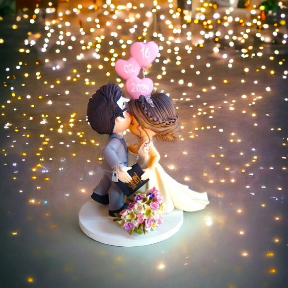 Topo de Bolo Casamento Noivos se Beijando com Bíblia Balões