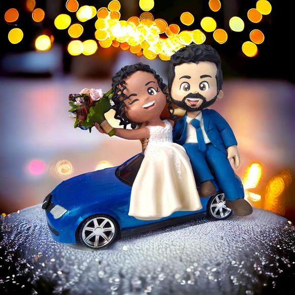 Topo de Bolo Casamento Noivinhos no Carro
