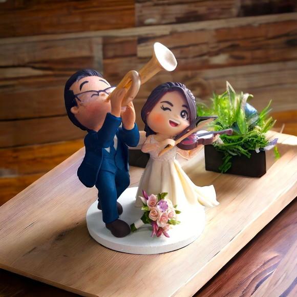 Topo de Bolo Casamento Noivinhos Saxofone e Violino