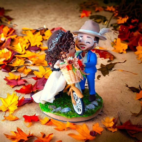 Topo de Bolo Casamento Noivos na Bicicleta Biscuit
