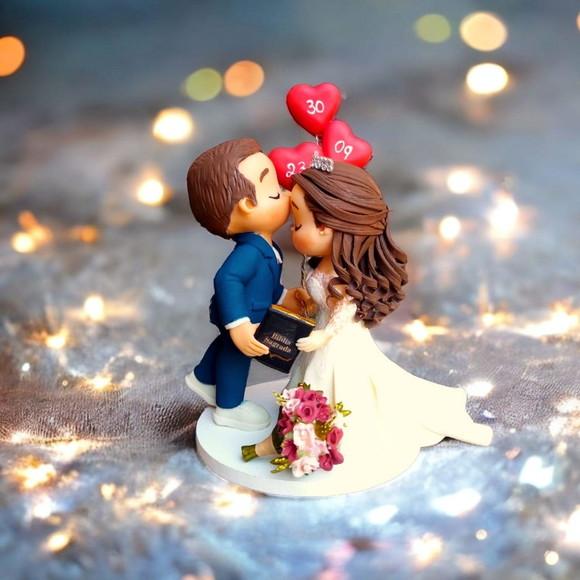 Topo de Bolo Casamento Noivos se Beijando com Bíblia Balões