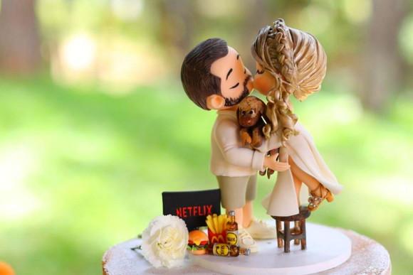 Topo de Bolo Casamento Noivinhos se Beijando Noiva Baixinha