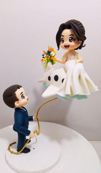 Topo de Bolo Casamento Noivinhos no Avião