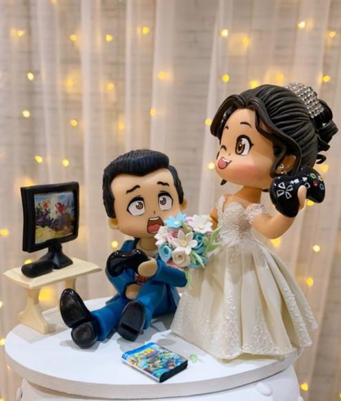 Topo de Bolo Casamento Noivinhos Jogando Vídeo Game Biscuit