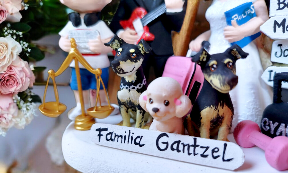 Topo de Bolo Noivos com Filho e Pets Personalizado Biscuit