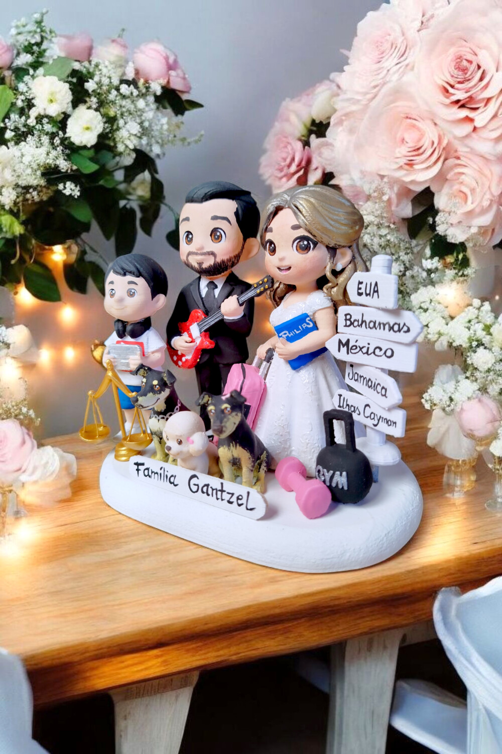 Topo de Bolo Noivos com Filho e Pets Personalizado Biscuit