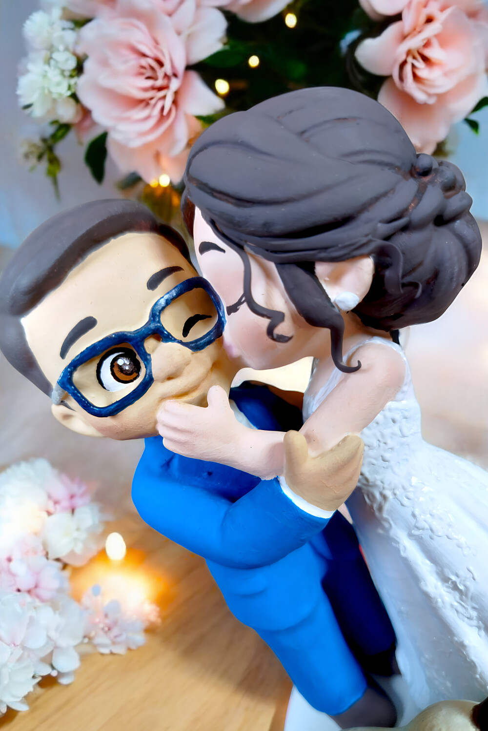 Topo de Bolo Casamento Noivinhos se Beijando com Gato