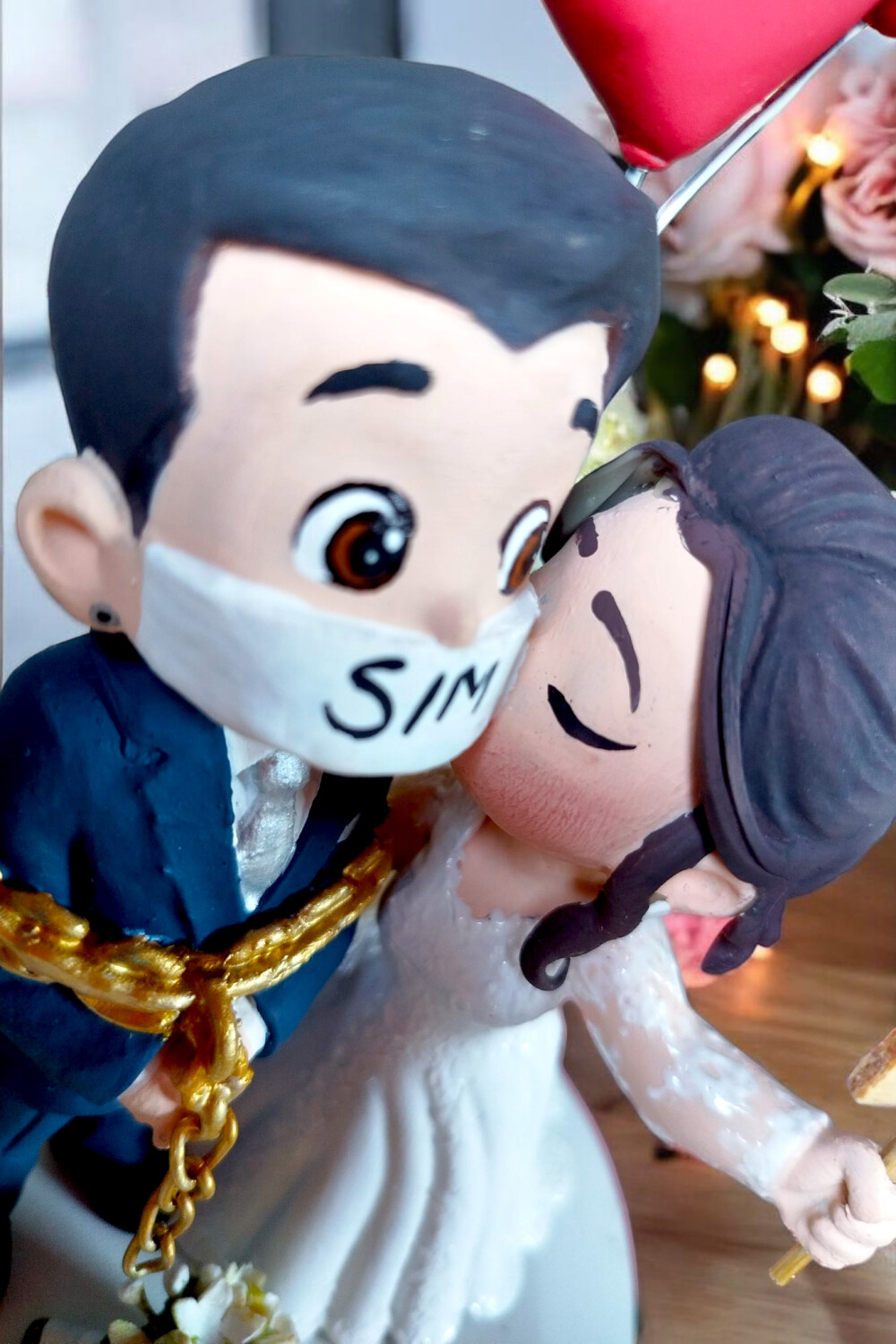 Topo de Bolo Casamento Noivo Beijando Noiva com Balões