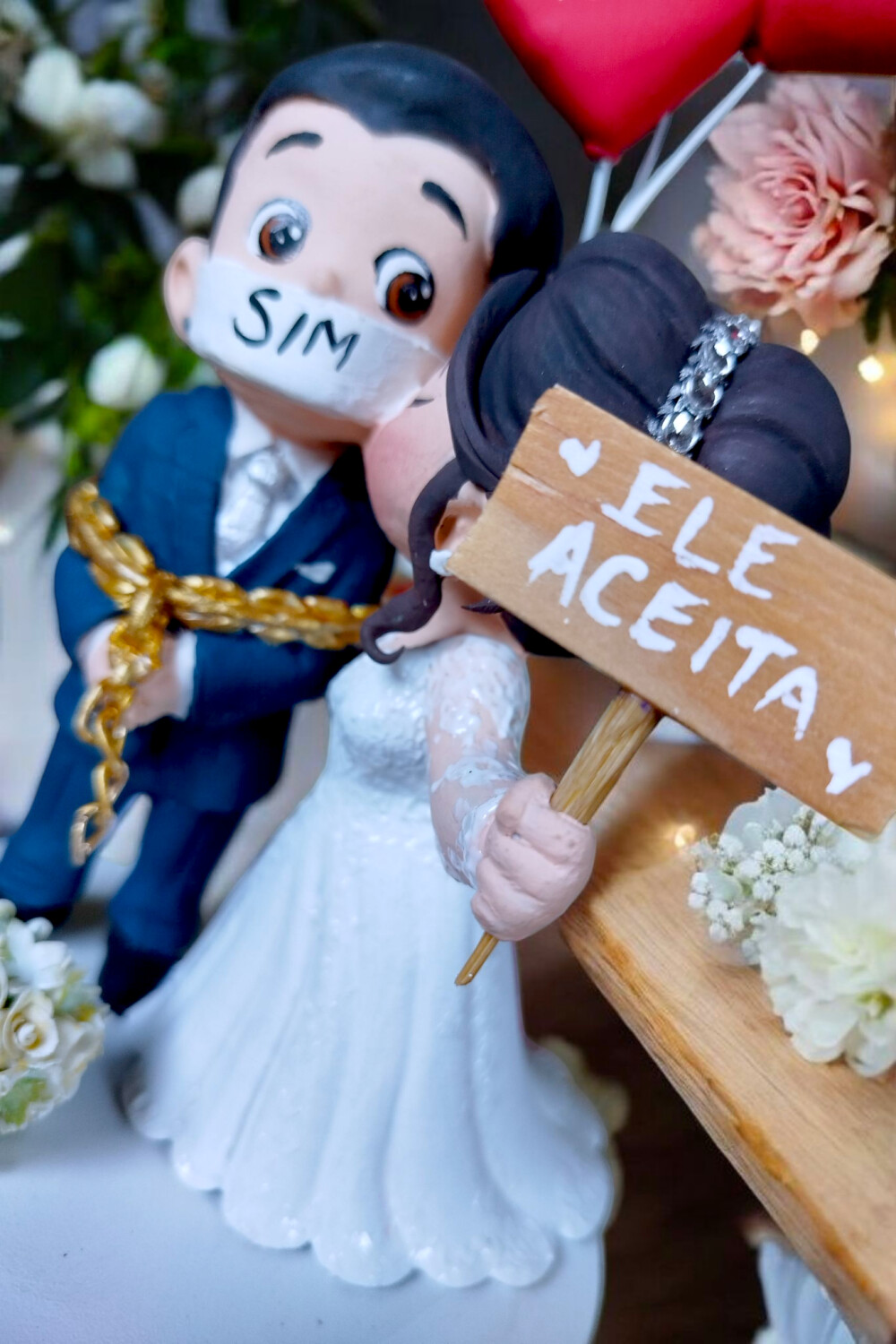 Topo de Bolo Casamento Noivo Beijando Noiva com Balões