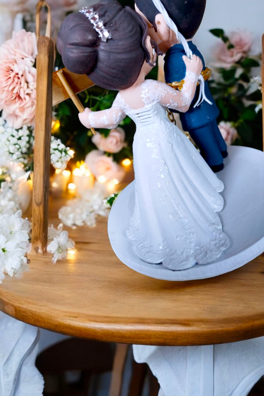 Topo de Bolo Casamento Noivo Beijando Noiva com Balões