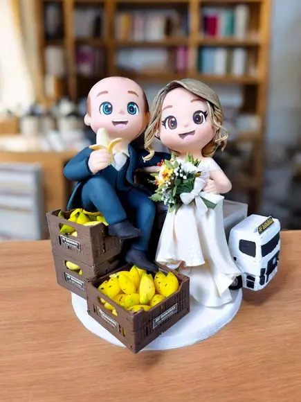 Topo de Bolo Casamento Noivinhos Feirantes Caminhão Biscuit
