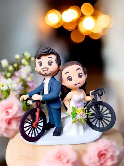 Topo de Bolo Casamento Noivos na Bicicleta Biscuit