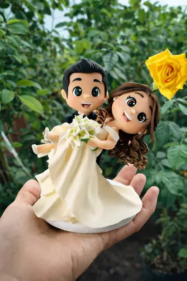 Topo de Bolo Casamento Noivo Levantando a Noiva Biscuit