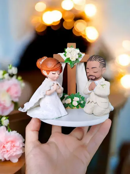 Topo de Bolo Casamento Cristão Noivos Ajoelhados Orando Cruz