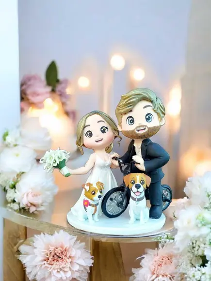 Topo de Bolo Casamento Noivos com Bicicleta e Cachorros