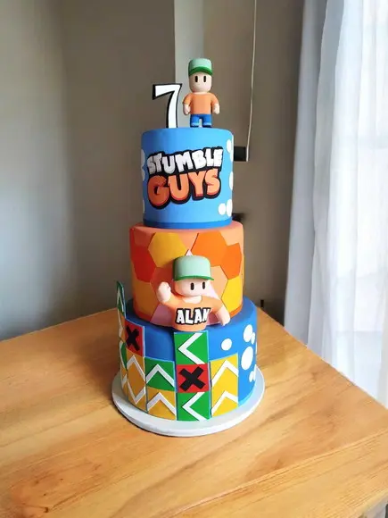 Bolo Fake Cenográfico Aniversário Stumble Guys