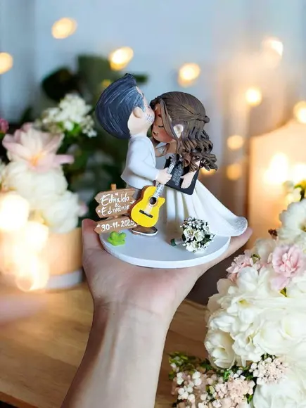 Topo de Bolo Casamento Noivo Beijando Noiva com Violão Placa