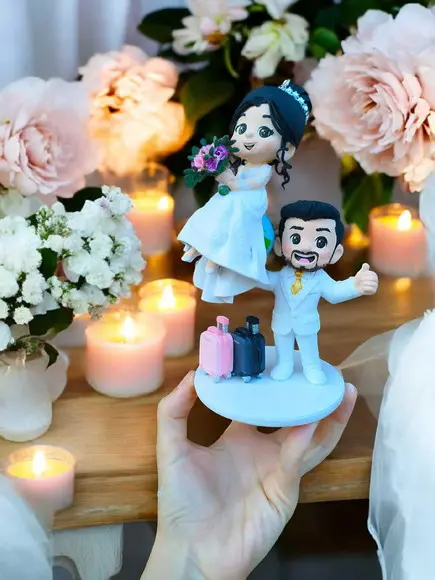 Topo de Bolo Casamento Noivo Levantando a Noiva Viagem