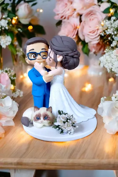 Topo de Bolo Casamento Noivinhos se Beijando com Gato