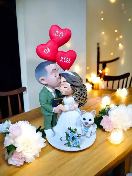 Topo de Bolo Casamento Noivos Evangélicos se Beijando Bíblia