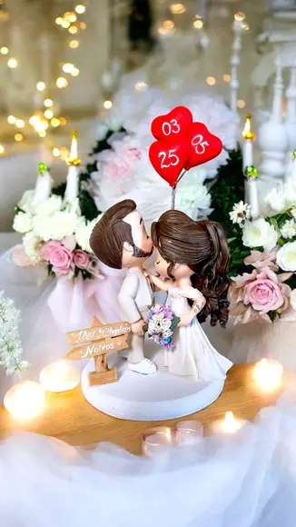 Topo de Bolo Casamento Noivos se Beijando com Bíblia Balões